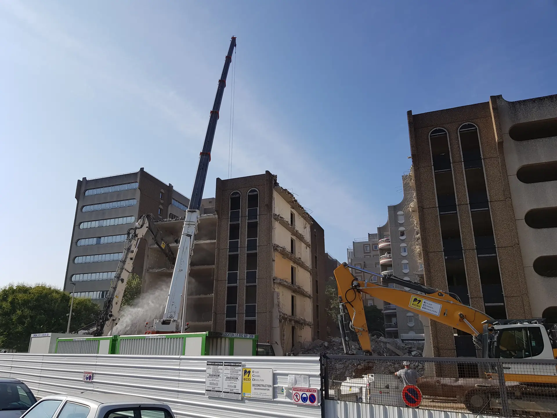 Démolition d'un bâtiment de grande hauteur
