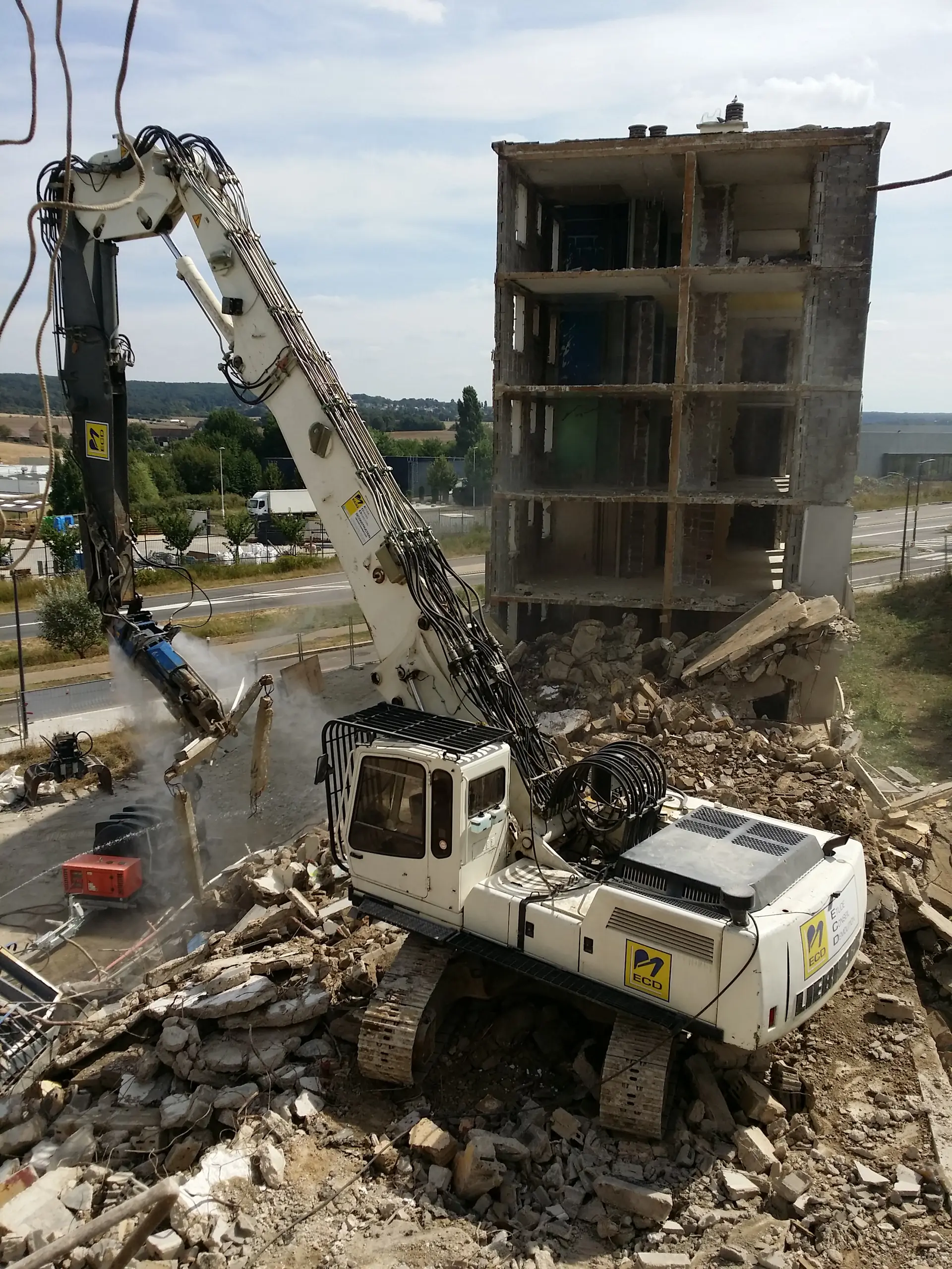 Démolition d'immeuble — Ecquevilly (78)