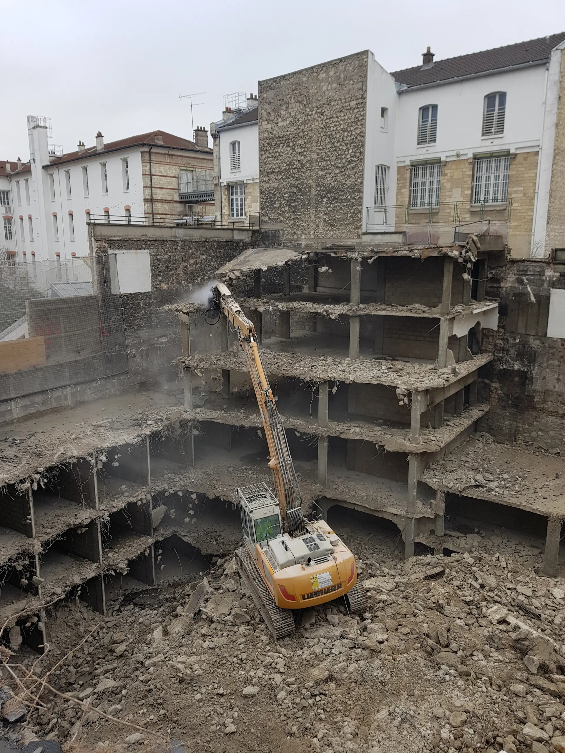 Bâtiment ouvert, planchers apparents en cours de travaux