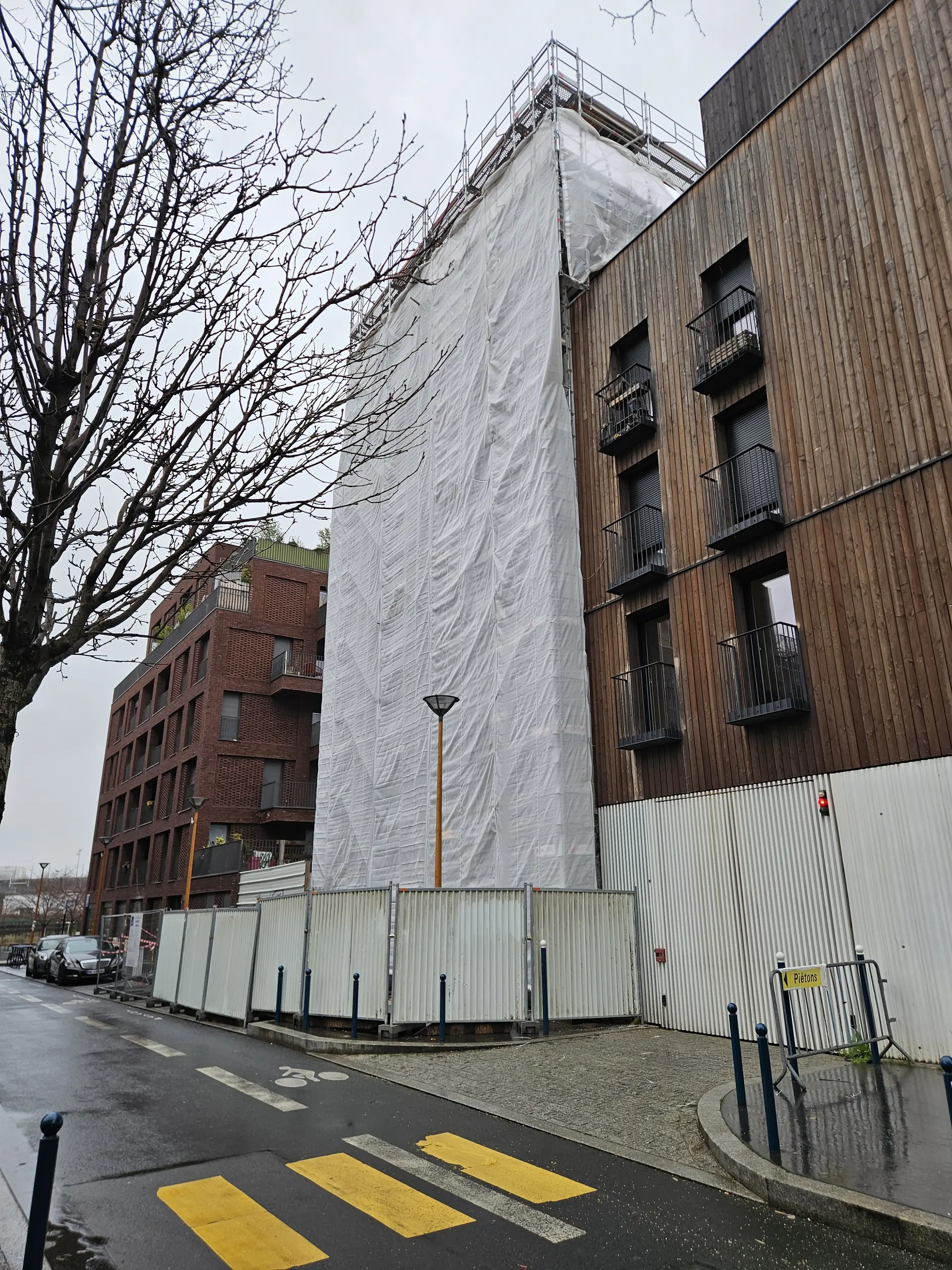 Immeuble bâché en cours de curage